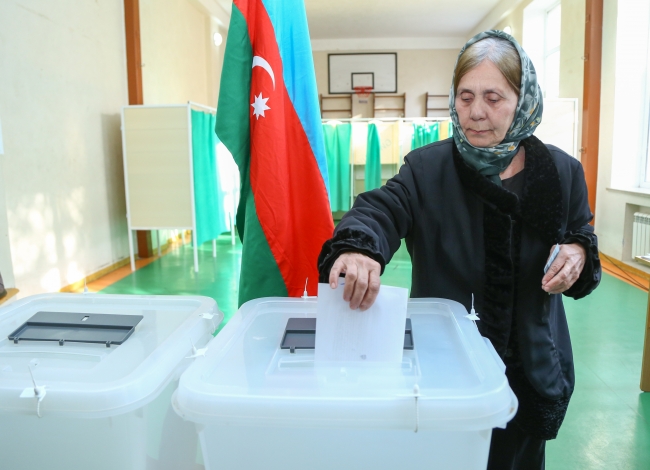 Azerbaycan halkı Cumhurbaşkanı seçimi için sandık başında