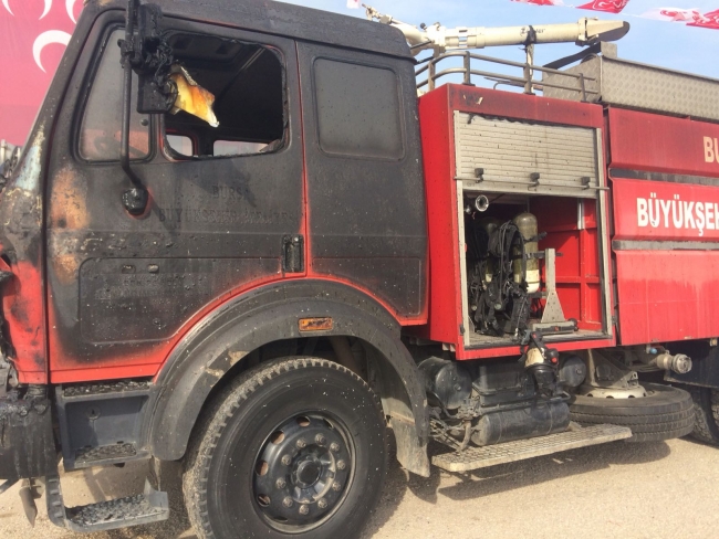 Alevlerin sıçradığı itfaiye aracını sulama tankeri söndürdü