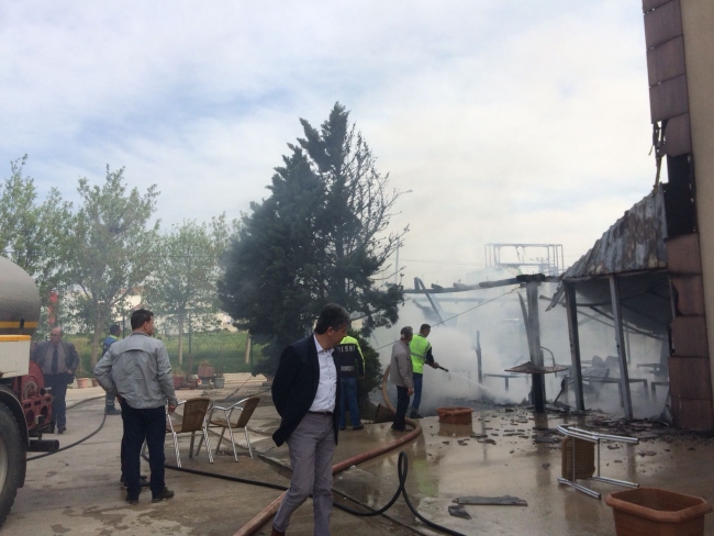 Alevlerin sıçradığı itfaiye aracını sulama tankeri söndürdü