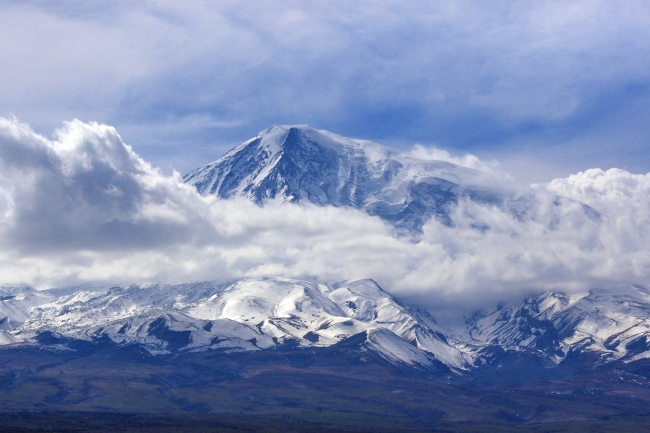 "Türkiye'nin çatısı" yeniden gelinliğini giydi