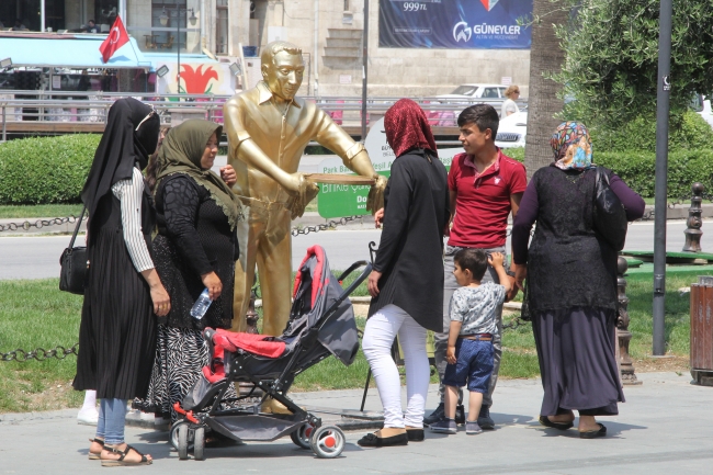 "Künefe çeviren adam" heykeline demir tepsi yerleştirildi