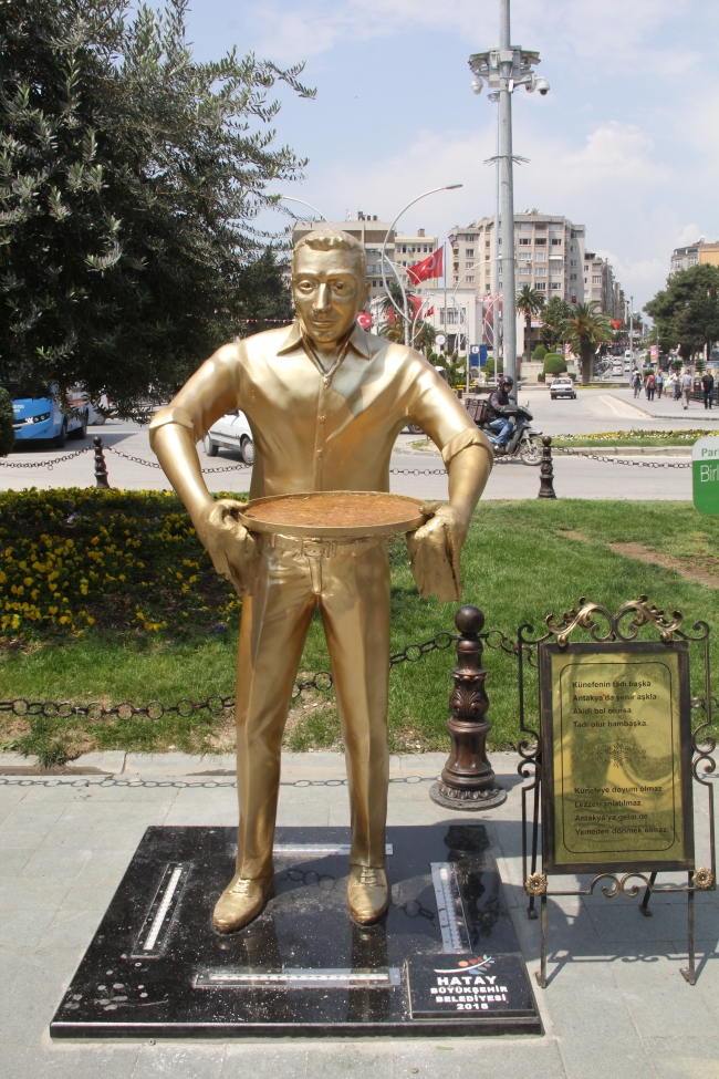 "Künefe çeviren adam" heykeline demir tepsi yerleştirildi