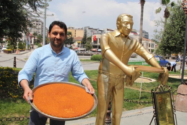 "Künefe çeviren adam" heykeline demir tepsi yerleştirildi