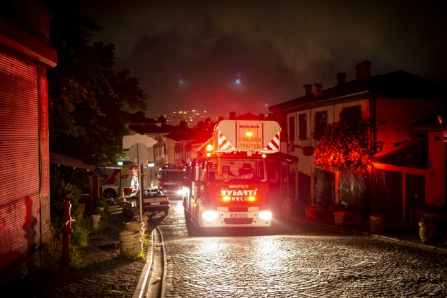Başkentin tarihi mahallesinde 7 ev yandı
