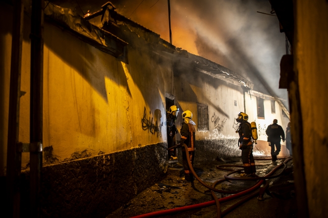 Başkentin tarihi mahallesinde 7 ev yandı