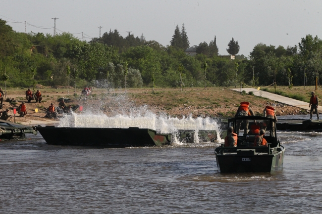 'Yıldırım Seferberlik Tatbikatı'nda tanklar sudan geçirildi