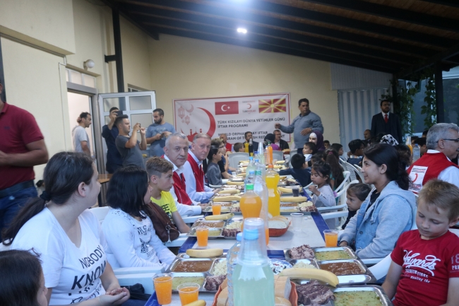 Türk Kızılayı'ndan yetimlere iftar