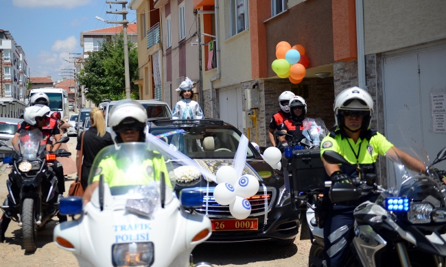Valinin makam aracı şehidin oğlu için sünnet arabası oldu