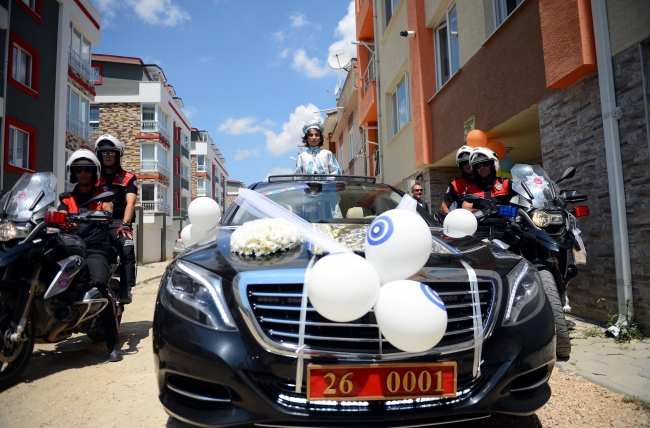 Valinin makam aracı şehidin oğlu için sünnet arabası oldu