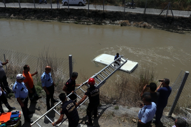 Aydın'da minibüs sulama kanalına devrildi