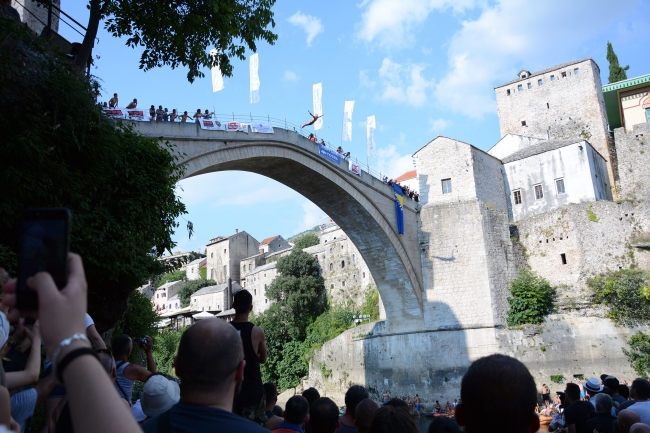 Mostar Köprüsü'nde geleneksel atlama yarışları