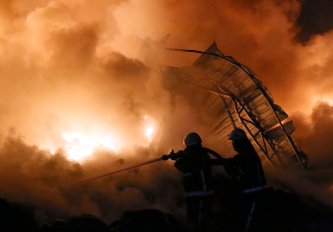 İş yerinde patlayan tüpler yangına neden oldu