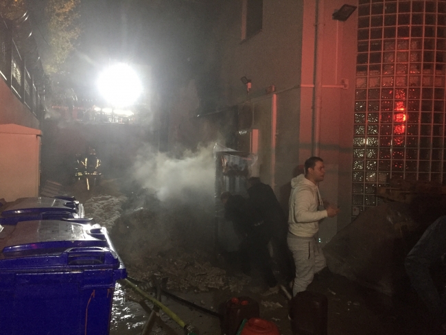 Ümraniye'de kozmetik fabrikasında yangın çıktı
