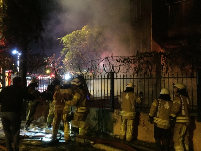 Ümraniye'de kozmetik fabrikasında yangın çıktı