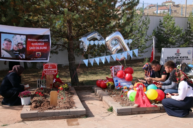 Şehit bebek Mustafa'nın ilk doğum günü mezarında kutlandı