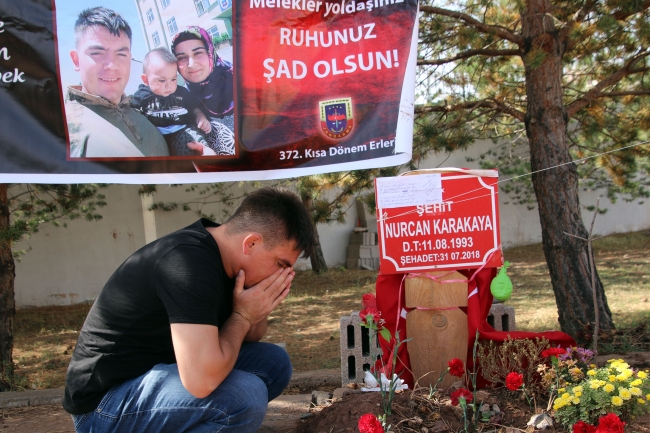 Şehit bebek Mustafa'nın ilk doğum günü mezarında kutlandı