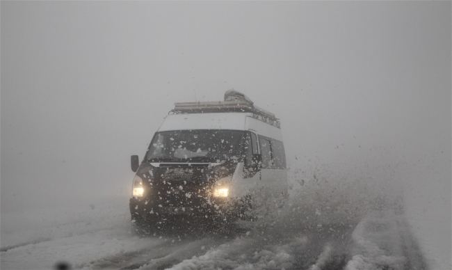 Van Bahçesaray'da kar yağışı etkili oluyor