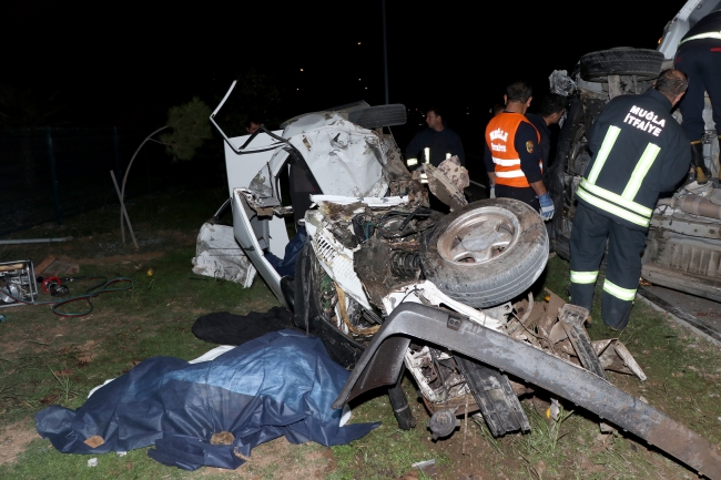 Muğla’da kamyon ile otomobil çarpıştı