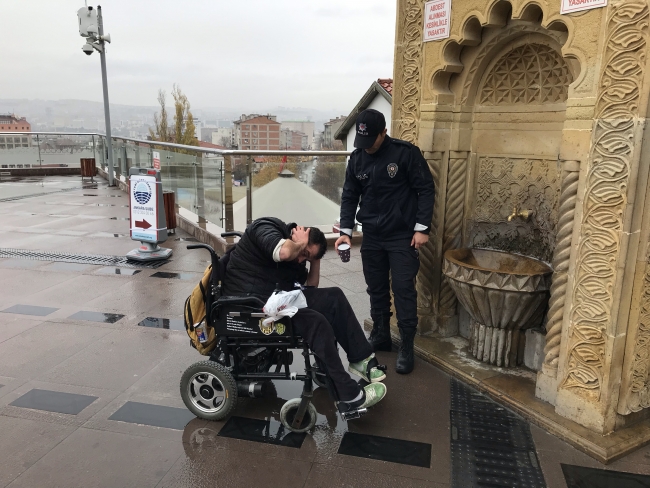 Abdest almak isteyen engelliye polis yardım etti
