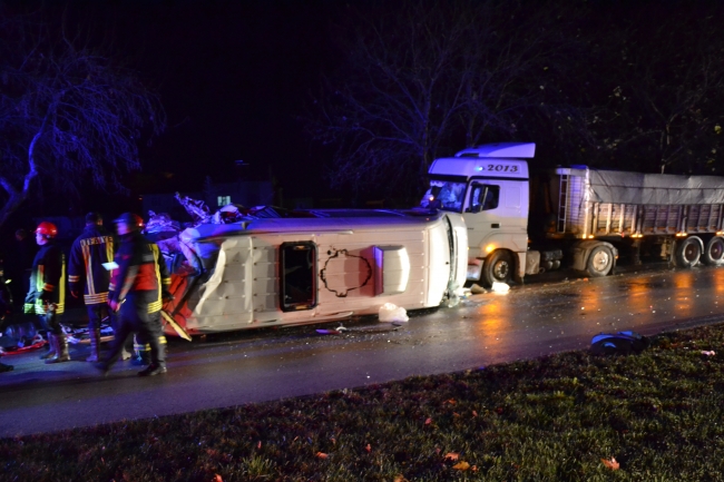 Çanakkale'de işçileri taşıyan minibüs ile tır çarpıştı