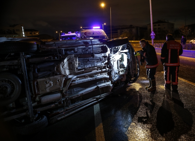 Ankara'da virajı alamayan minibüs devrildi: 5 yaralı