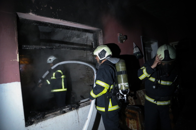 Adana'da bir evde elektrik kontağından çıkan yangın söndürüldü