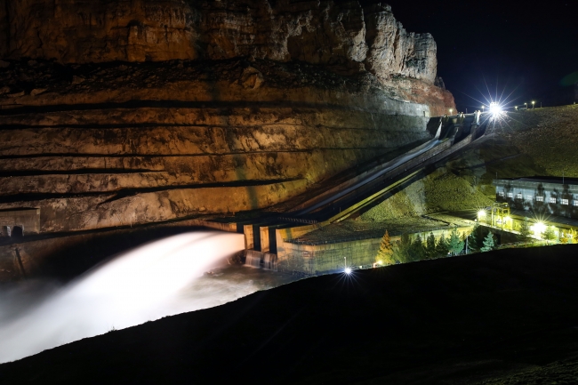 Dicle Barajı'nın kapaklarından biri yağış nedeniyle koptu