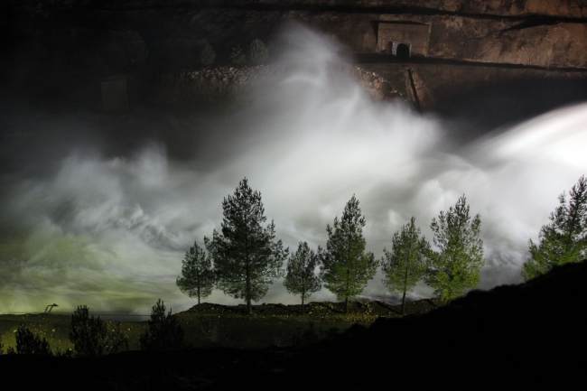 Dicle Barajı'nın kapaklarından biri yağış nedeniyle koptu