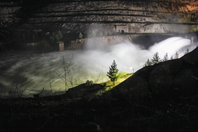 Dicle Barajı'nın kapaklarından biri yağış nedeniyle koptu