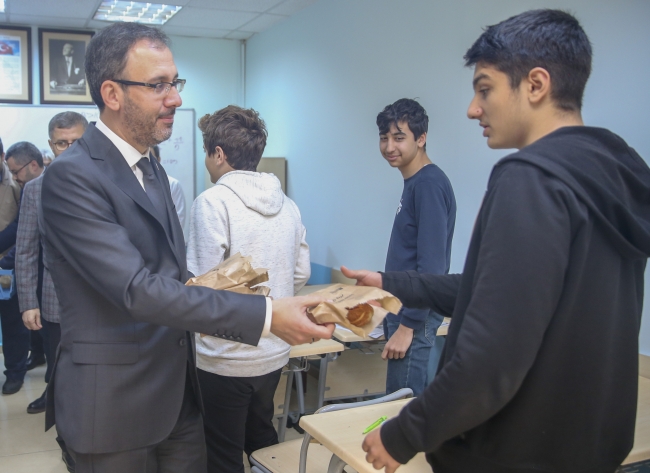 Bakan Kasapoğlu'na sürpriz doğum günü kutlaması