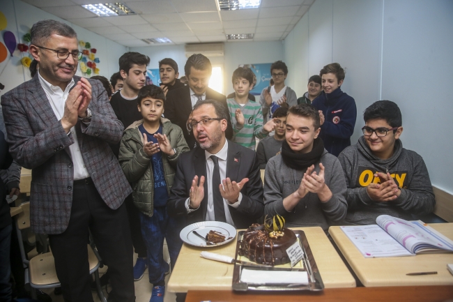 Bakan Kasapoğlu'na sürpriz doğum günü kutlaması