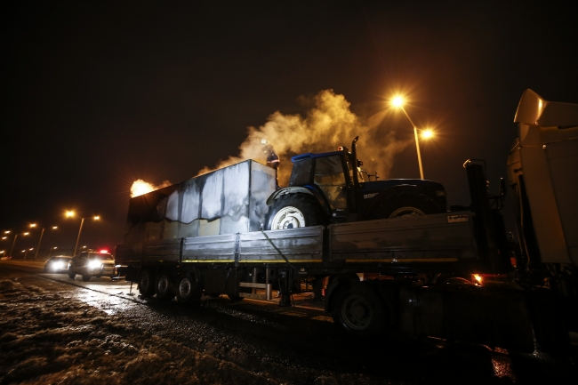 Ankara'da seyir halindeki tırın dorsesinde yangın