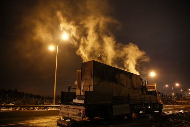 Ankara'da seyir halindeki tırın dorsesinde yangın