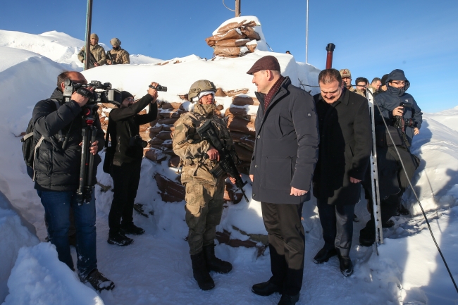 İçişleri Bakanı Soylu Hakkari'de üs bölgesinde