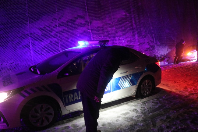 Denizli ve Manisa'da kar hayatı olumsuz etkiliyor