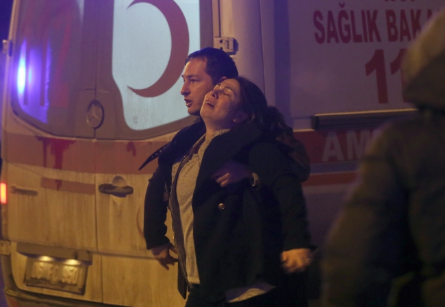 Evinde yangın çıkan yaşlı çifti komşuları kurtardı