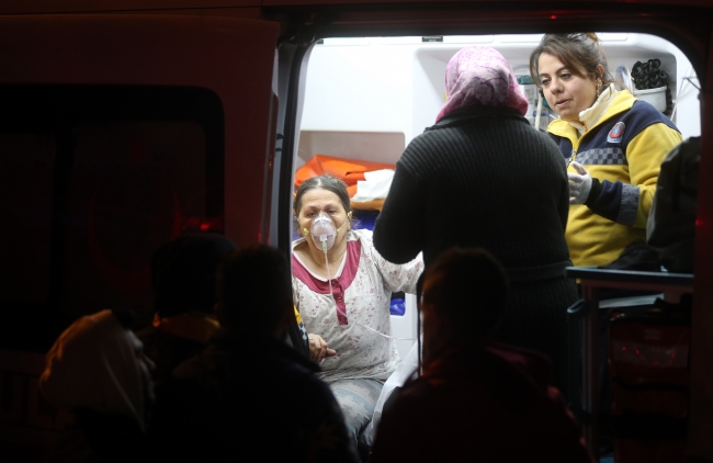 Evinde yangın çıkan yaşlı çifti komşuları kurtardı