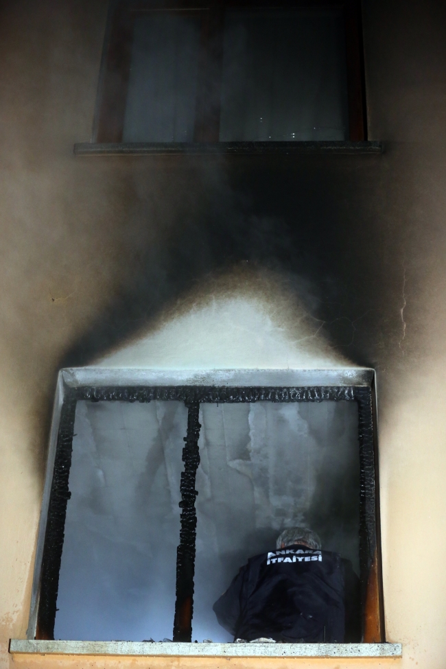 Evinde yangın çıkan yaşlı çifti komşuları kurtardı