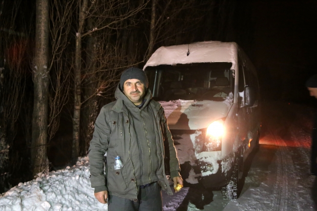 Sivas'ta karda mahsur kalan minibüs şoförü için seferber oldular