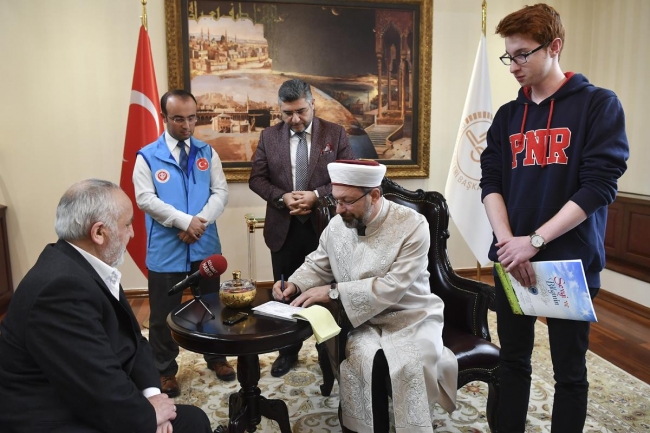 Diyanet İşleri Başkanı Erbaş harçlıklarını Yemen'e gönderen öğrencileri kabul etti
