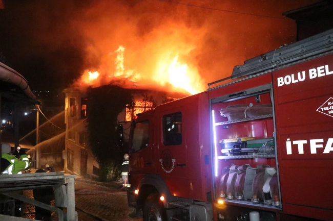 Bolu'da iki katlı ahşap binada yangın