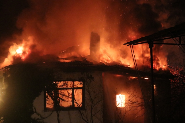 Bolu'da iki katlı ahşap binada yangın