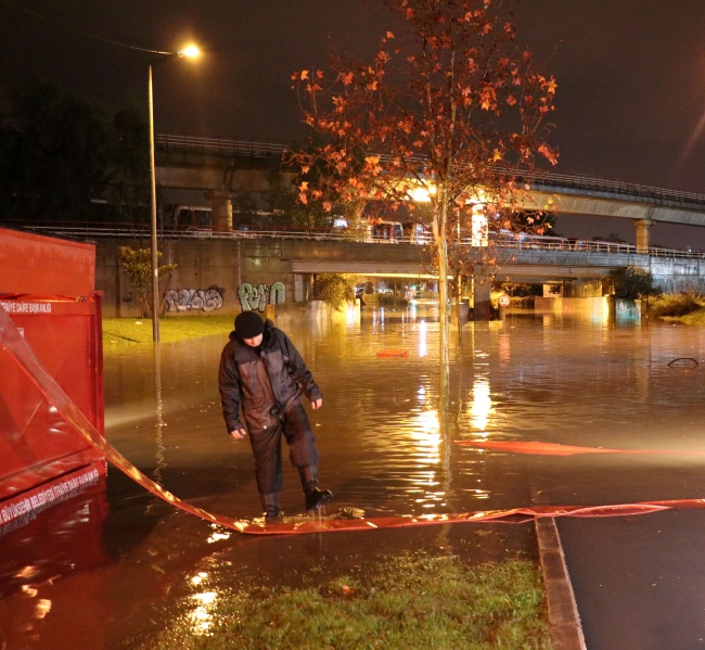 İzmir'de şiddetli yağış su birikintilerine neden oldu