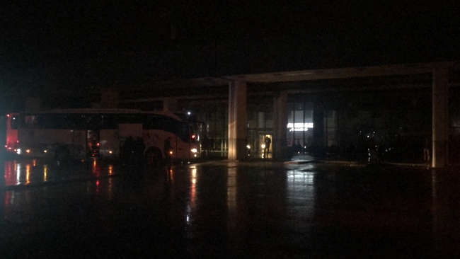 İzmir otogarında yoğun yağışlardan dolayı elektrik kesintisi