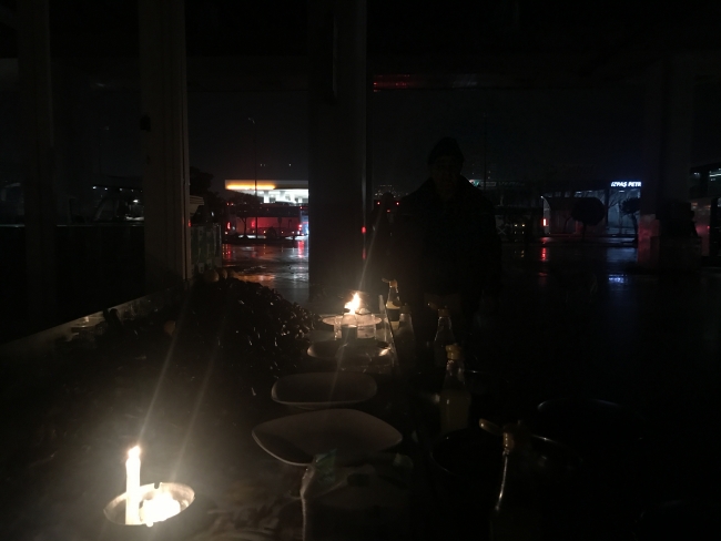 İzmir otogarında yoğun yağışlardan dolayı elektrik kesintisi