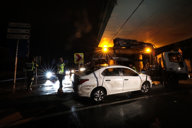 Bakırköy'de polisten kaçan alkollü sürücü kaza yapınca yakalandı