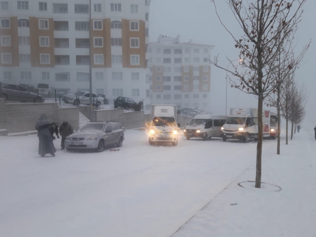 Konya'da yollar buz pistine döndü birçok araç kaza yaptı