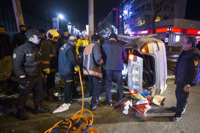 Ankara'da otomobil ağaca ve 2 polis aracına çarptı: 4 yaralı