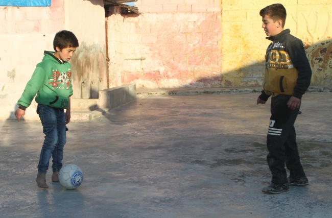 DEAŞ'ın kimsesiz bıraktığı küçük Hoker'e Suriyeli aile sahip çıktı