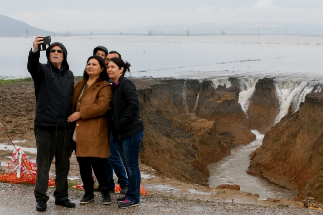 İzmir'de şiddetli yağışın oluşturduğu düdenler ilgi çekiyor